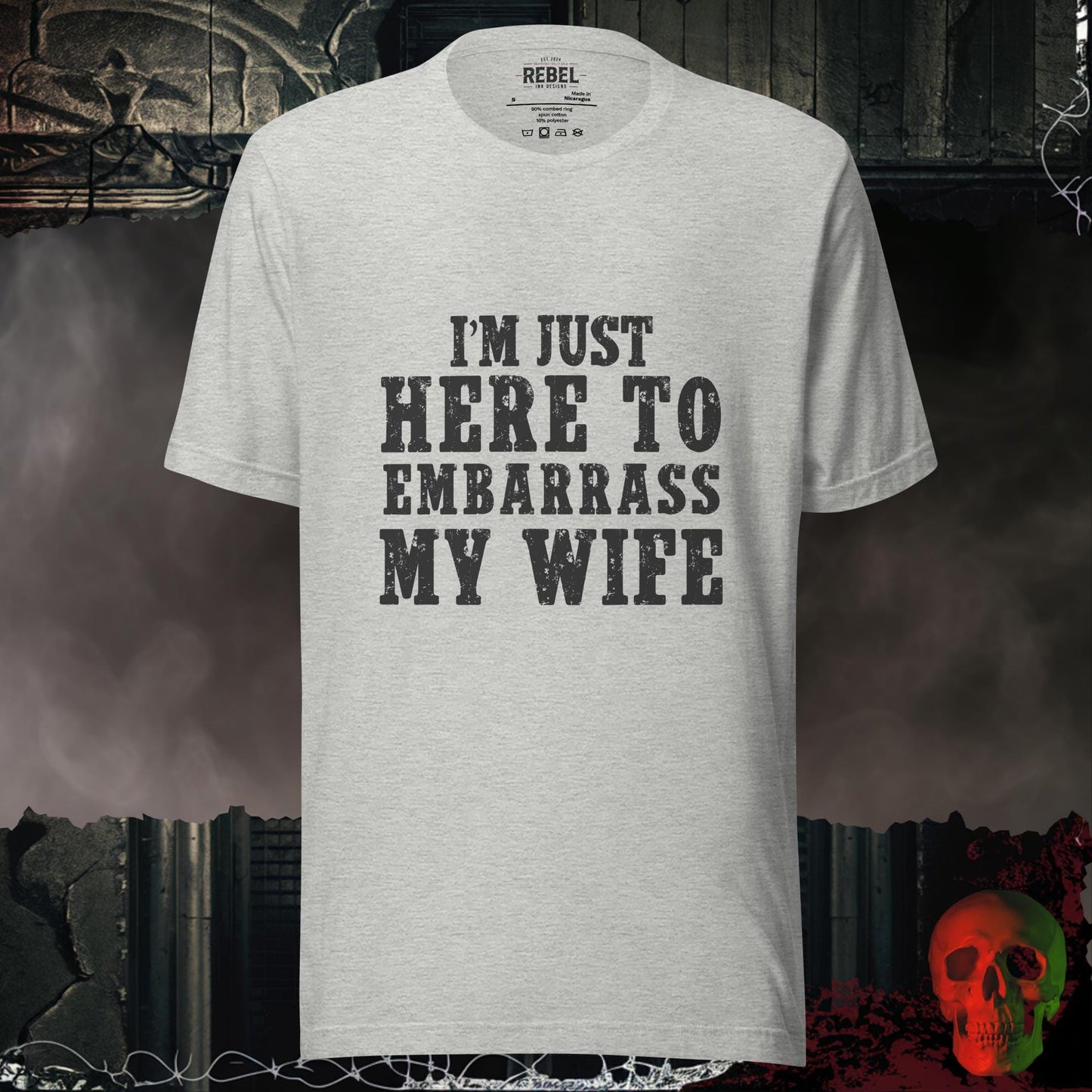 T-Shirt Athletic Heather / S I’m Just Here to Embarrass My Wife Tee