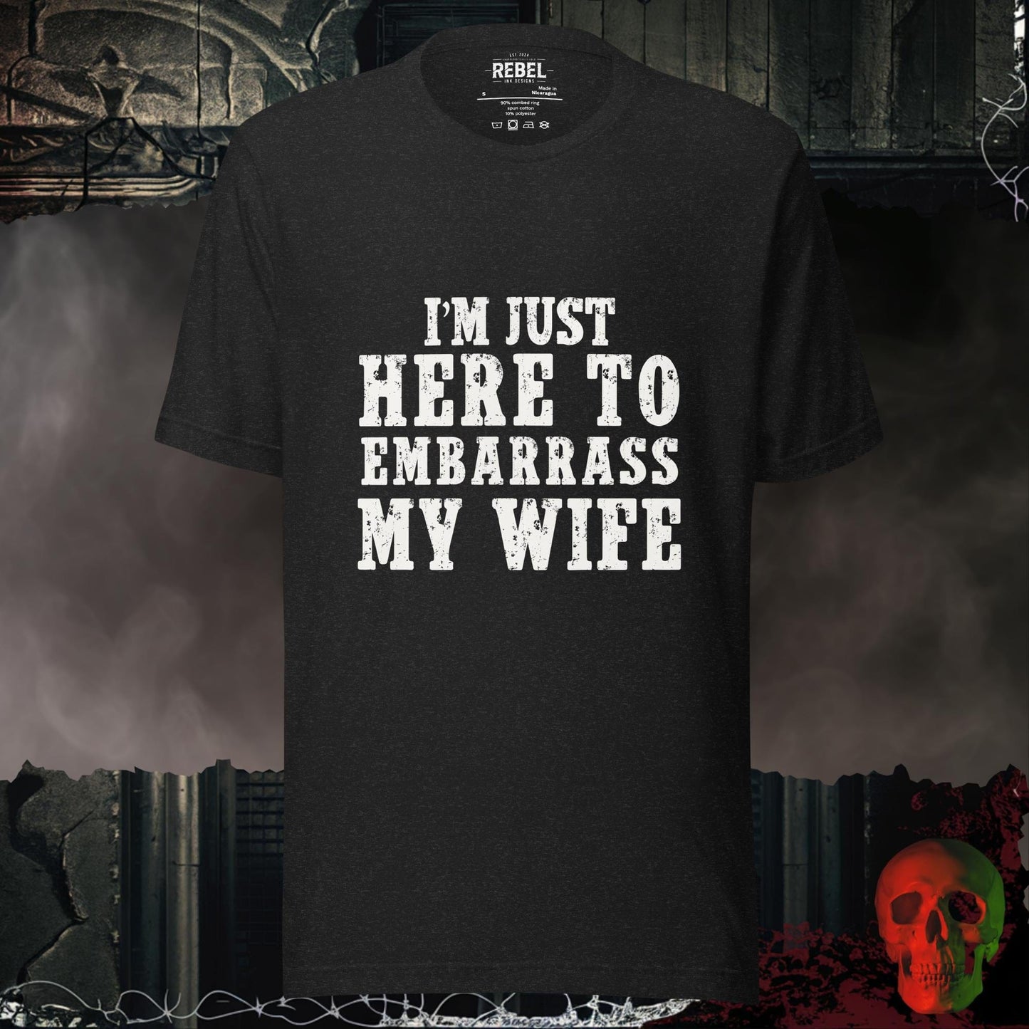 T-Shirt Black Heather / S I’m Just Here to Embarrass My Wife Tee