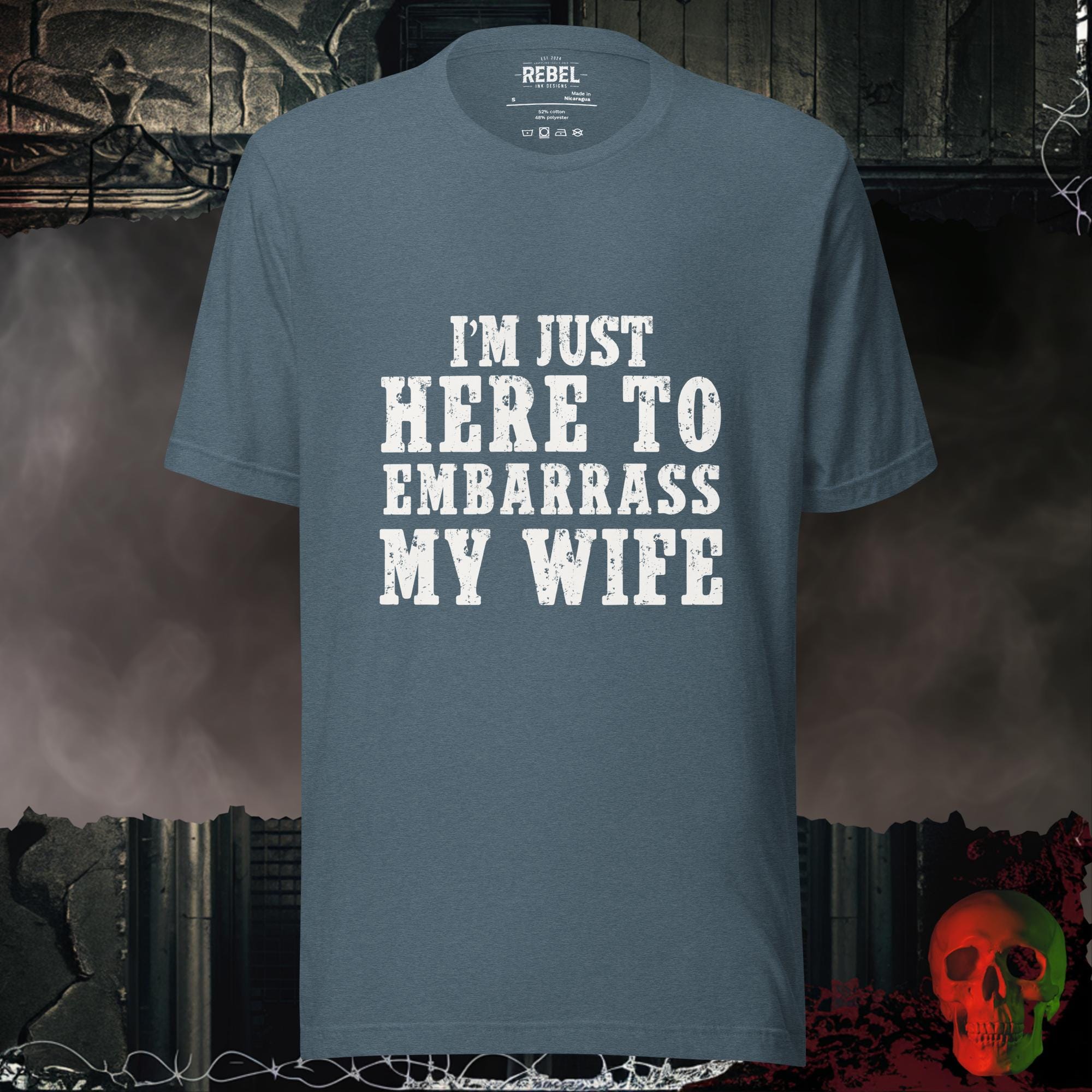 T-Shirt Heather Slate / S I’m Just Here to Embarrass My Wife Tee