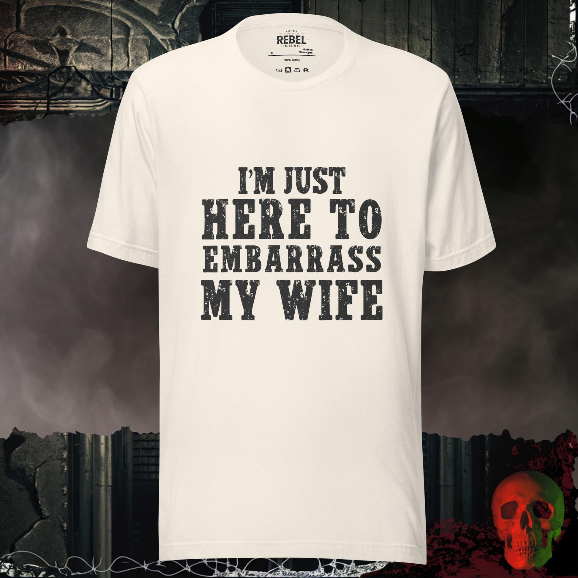 T-Shirt Vintage White / S I’m Just Here to Embarrass My Wife Tee